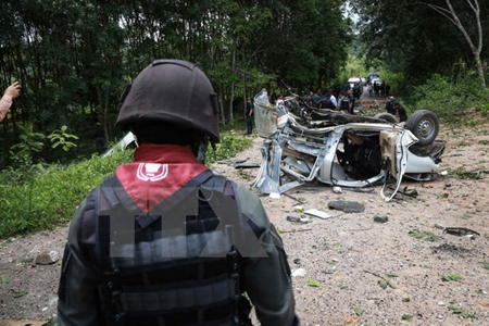 Cảnh sát và binh sỹ Thái Lan điều tra tại hiện trường một vụ tấn công ở miền Nam.